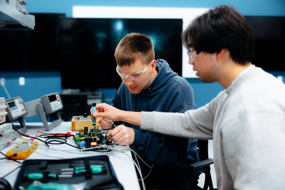 Students in an engineering lab